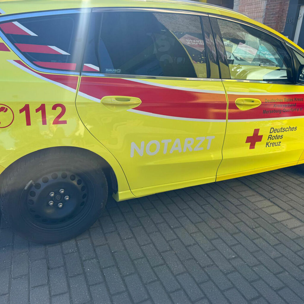 Einsatzbereit im neuen Design – DRK-Folierung für Ford von AutoFitBauer