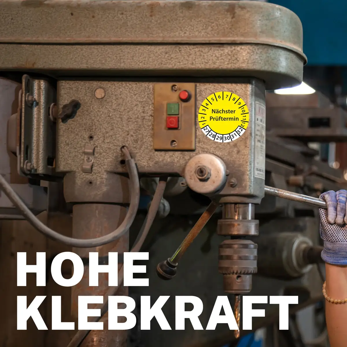 Eigene Produktabbildung: Prüfplakette an einer Werkstattmaschine